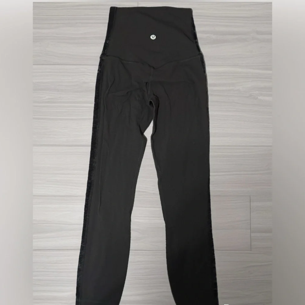 Women’s Lululemon leggings/yoga pants size XS-velvet striped